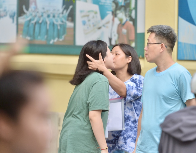 Đưa con vượt 30 km thi vào lớp 10, bố bóp vai mong con viết văn thật tốt- Ảnh 4. Đưa con vượt 30 km thi vào lớp 10, bố bóp vai mong con viết văn thật tốt- Ảnh 4.