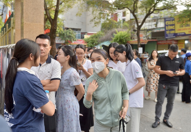Phụ huynh căng thẳng, đứng kín cổng trường 'ngóng con' thi vào lớp 10- Ảnh 5. Phụ huynh căng thẳng, đứng kín cổng trường 'ngóng con' thi vào lớp 10- Ảnh 5.