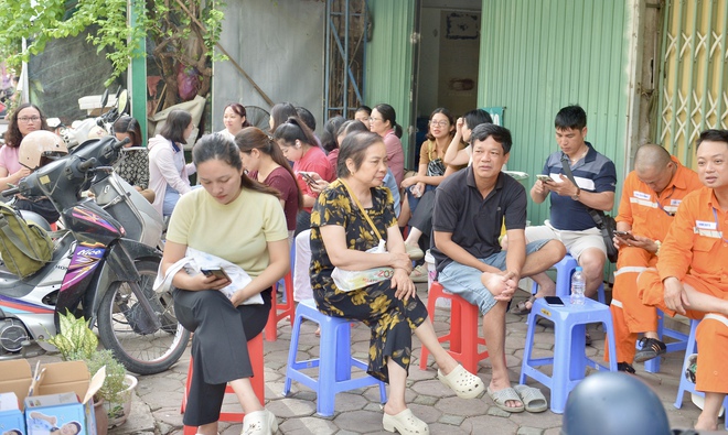Phụ huynh căng thẳng, đứng kín cổng trường 'ngóng con' thi vào lớp 10- Ảnh 6. Phụ huynh căng thẳng, đứng kín cổng trường 'ngóng con' thi vào lớp 10- Ảnh 6.