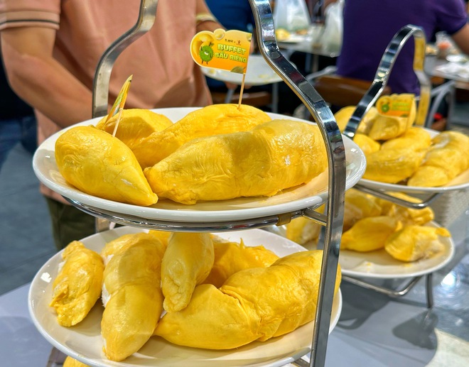 Buffet sầu riêng ở TP.HCM ngày đầu: Khách ăn 5 trái; cửa hàng chuẩn bị 3 tấn - Ảnh 6.