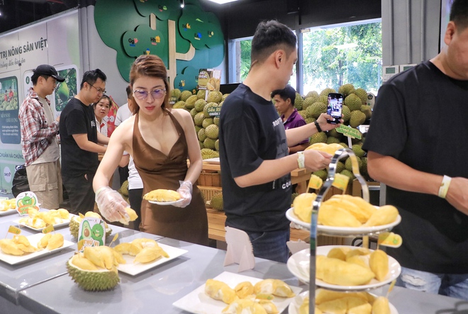 Buffet sầu riêng ở TP.HCM ngày đầu: Khách ăn 5 trái; cửa hàng chuẩn bị 3 tấn - Ảnh 10.