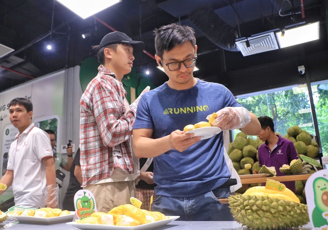 Buffet sầu riêng ở TP.HCM ngày đầu: Khách ăn 5 trái; cửa hàng chuẩn bị 3 tấn - Ảnh 9.