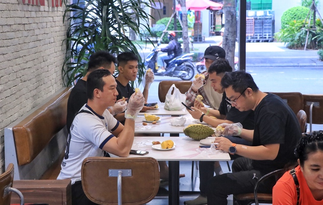 Buffet sầu riêng ở TP.HCM ngày đầu: Khách ăn 5 trái; cửa hàng chuẩn bị 3 tấn - Ảnh 11.