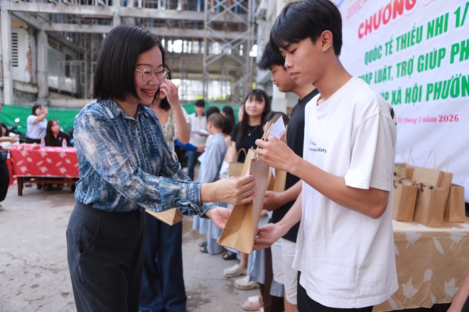 Phường An Khánh trao quà cho trẻ em cơ nhỡ nhân dịp Quốc tế thiếu nhi- Ảnh 2. Phường An Khánh trao quà cho trẻ em cơ nhỡ nhân dịp Quốc tế thiếu nhi- Ảnh 2.