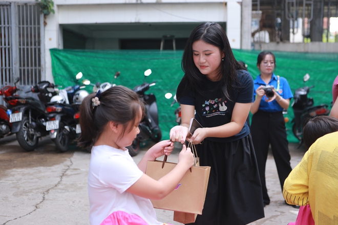 Phường An Khánh trao quà cho trẻ em cơ nhỡ nhân dịp Quốc tế thiếu nhi- Ảnh 3. Phường An Khánh trao quà cho trẻ em cơ nhỡ nhân dịp Quốc tế thiếu nhi- Ảnh 3.