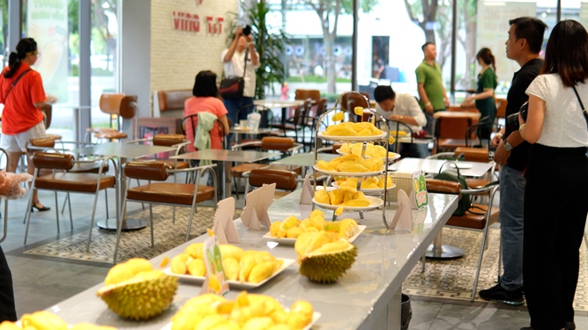 Ăn thỏa th&iacute;ch buffet sầu ri&ecirc;ng ở TP.HCM: Cửa h&agrave;ng th&ecirc;m 2 tấn mới đủ - Ảnh 2.