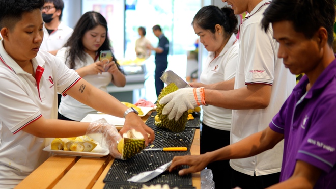 Ăn thỏa th&iacute;ch buffet sầu ri&ecirc;ng ở TP.HCM: Cửa h&agrave;ng th&ecirc;m 2 tấn mới đủ - Ảnh 3.