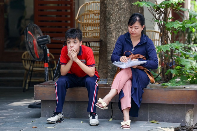 Thí sinh Hà Nội bật khóc nức nở khi ra khỏi phòng thi môn toán - Ảnh 6.