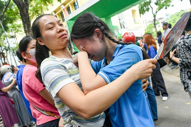 Thí sinh Hà Nội bật khóc nức nở khi ra khỏi phòng thi môn toán - Ảnh 5.