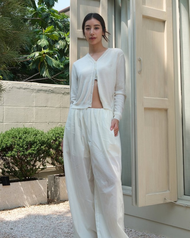 Khi cardigan mỏng trở thành 'trợ thủ' chống nắng đầy phong cách - Ảnh 1.
