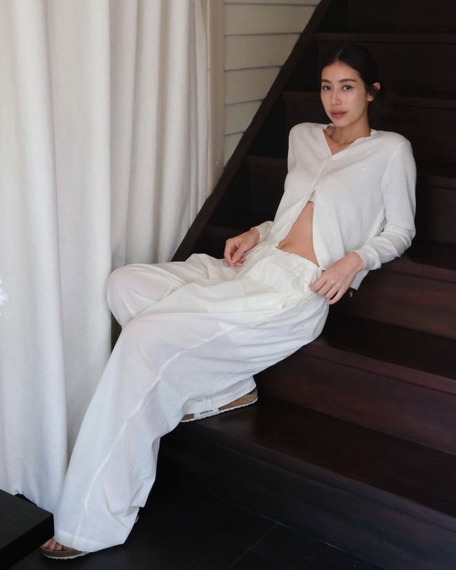 Khi cardigan mỏng trở thành 'trợ thủ' chống nắng đầy phong cách - Ảnh 2.