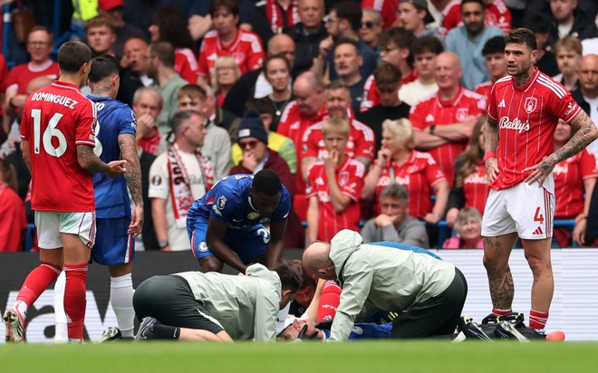Cầu thủ 18 tuổi chấn thương kinh ho&agrave;ng trận ra mắt, Chelsea 'thua thảm' tr&ecirc;n s&acirc;n nh&agrave;- Ảnh 2.