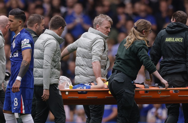Cầu thủ 18 tuổi chấn thương kinh ho&agrave;ng trận ra mắt, Chelsea 'thua thảm' tr&ecirc;n s&acirc;n nh&agrave;- Ảnh 1.