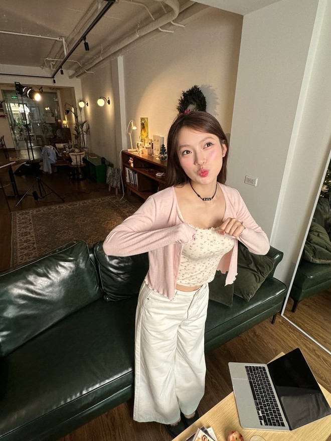 Khi cardigan mỏng trở thành 'trợ thủ' chống nắng đầy phong cách - Ảnh 4.