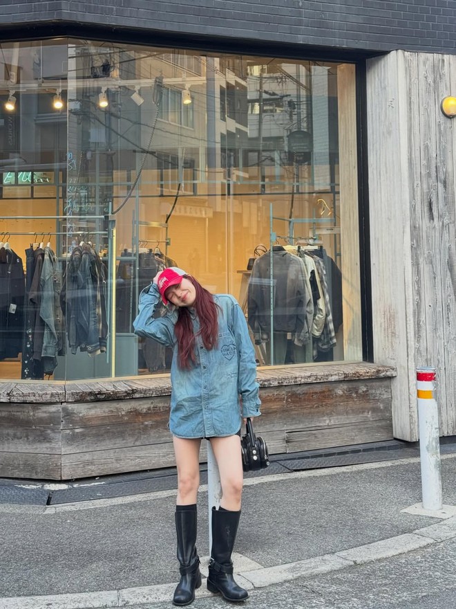 Sức hấp dẫn của áo sơ mi denim: Tối giản nhưng 'chất'- Ảnh 5.