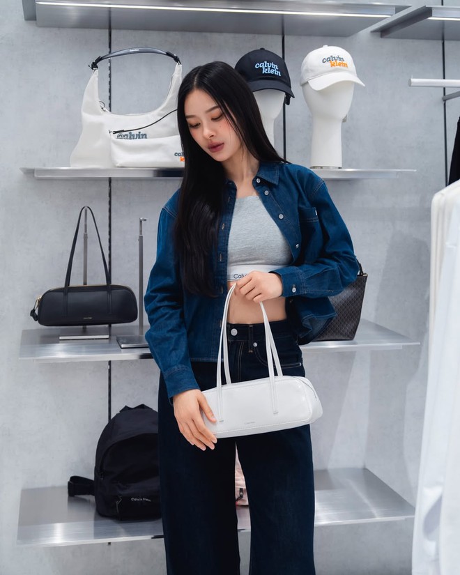 Sức hấp dẫn của áo sơ mi denim: Tối giản nhưng 'chất'- Ảnh 1.