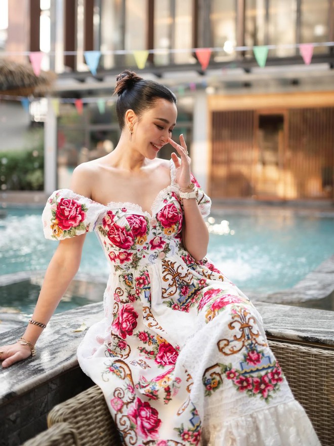 Váy hoa và bảng màu tươi sáng mang đến vẻ ngoài dịu mắt- Ảnh 7.