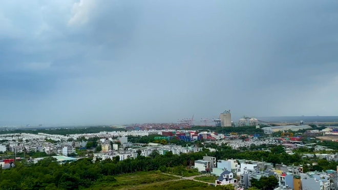 TP.HCM mưa như tr&uacute;t nước giờ tan tầm, nhiều người mệt mỏi v&igrave; hầm n&oacute;ng, kẹt xe - Ảnh 2.