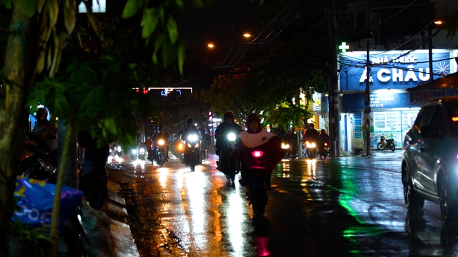TP.HCM mưa như tr&uacute;t nước giờ tan tầm, nhiều người mệt mỏi v&igrave; hầm n&oacute;ng, kẹt xe - Ảnh 4.