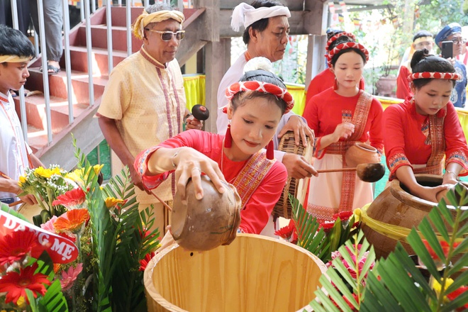 Mục sở thị nghi thức rước nước thi&ecirc;ng tại Lễ hội Th&aacute;p B&agrave; Ponagar 2026- Ảnh 3.
