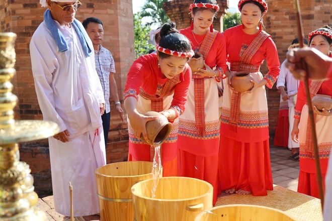 Mục sở thị nghi thức rước nước thi&ecirc;ng tại Lễ hội Th&aacute;p B&agrave; Ponagar 2026- Ảnh 10.