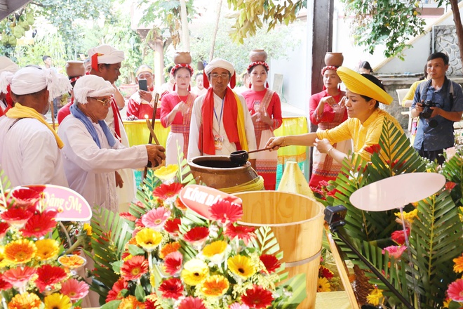 Mục sở thị nghi thức rước nước thi&ecirc;ng tại Lễ hội Th&aacute;p B&agrave; Ponagar 2026- Ảnh 2.