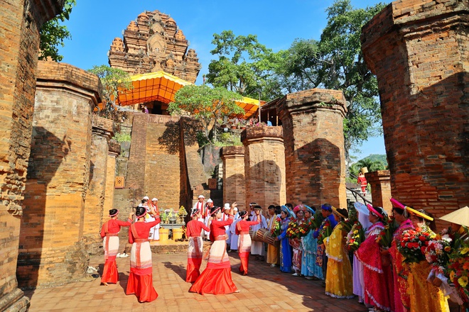 Mục sở thị nghi thức rước nước thi&ecirc;ng tại Lễ hội Th&aacute;p B&agrave; Ponagar 2026- Ảnh 7.