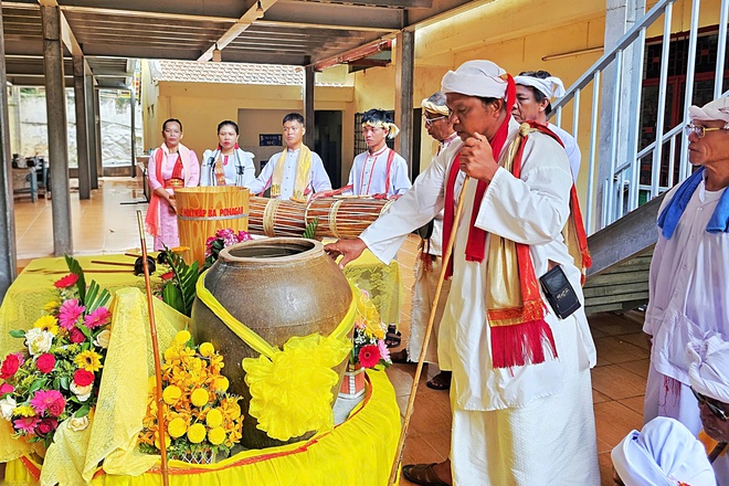 Mục sở thị nghi thức rước nước thi&ecirc;ng tại Lễ hội Th&aacute;p B&agrave; Ponagar 2026- Ảnh 1.