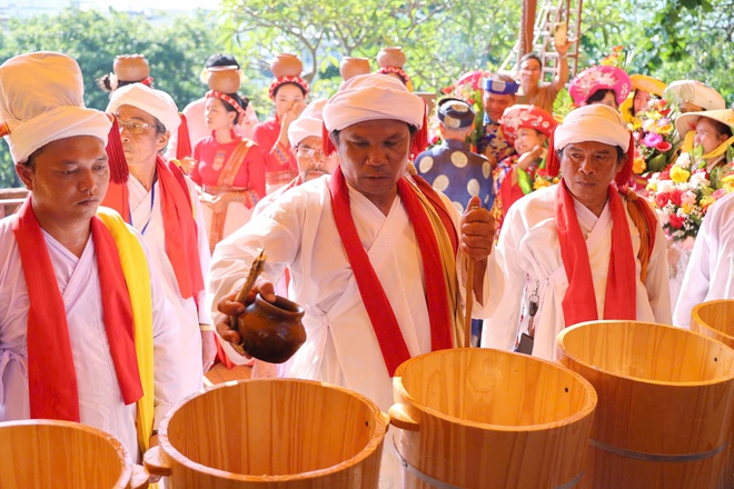 Mục sở thị nghi thức rước nước thi&ecirc;ng tại Lễ hội Th&aacute;p B&agrave; Ponagar 2026- Ảnh 13.