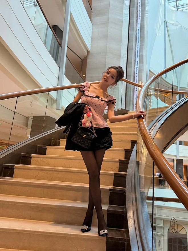 Vẻ đẹp dịu dàng nhưng không kém phần nổi bật từ trang phục họa tiết chấm bi- Ảnh 7.
