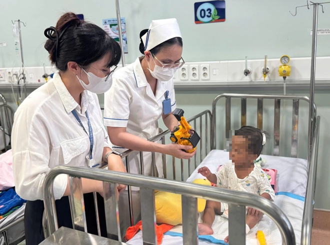 B&eacute; trai 2 tuổi ở TP.HCM bị bạo h&agrave;nh d&atilde; man: Mẹ ruột, người t&igrave;nh khai g&igrave;?- Ảnh 3.