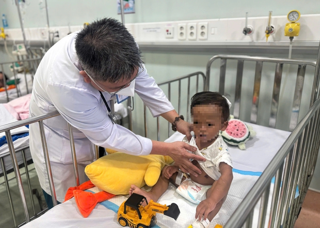 B&eacute; trai 2 tuổi ở TP.HCM bị bạo h&agrave;nh d&atilde; man: Mẹ ruột, người t&igrave;nh khai g&igrave;?- Ảnh 2.