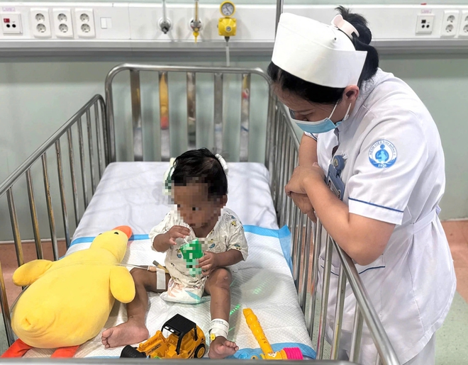 B&eacute; trai 2 tuổi ở TP.HCM bị bạo h&agrave;nh d&atilde; man: Mẹ ruột, người t&igrave;nh khai g&igrave;?- Ảnh 4.