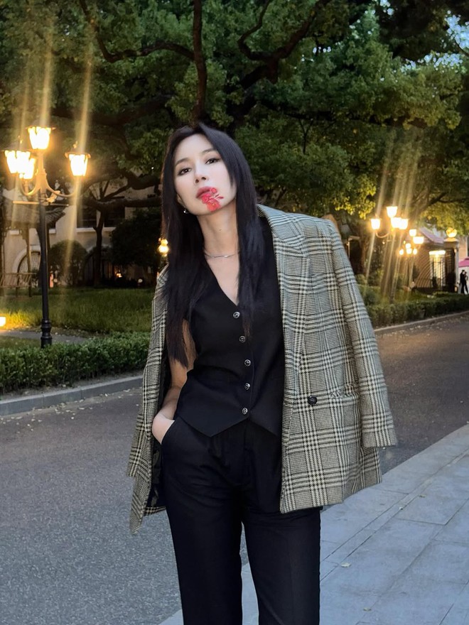 Mặc đẹp dễ dàng hơn cùng những bản phối với áo blazer- Ảnh 2. Mặc đẹp dễ dàng hơn cùng những bản phối với áo blazer- Ảnh 2.