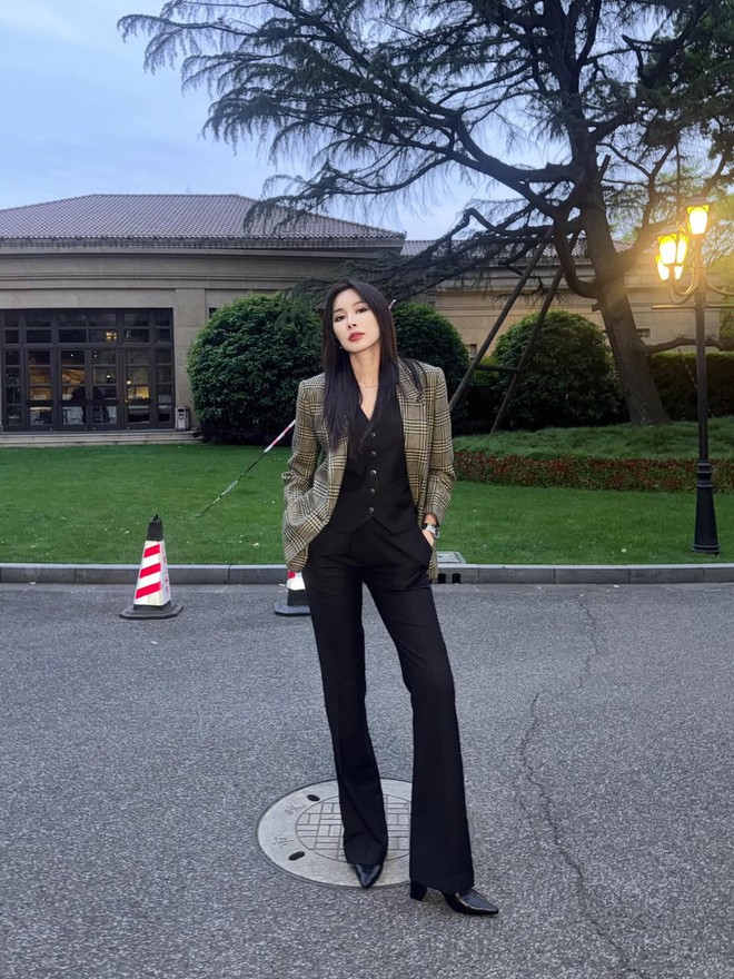 Mặc đẹp dễ dàng hơn cùng những bản phối với áo blazer- Ảnh 1. Mặc đẹp dễ dàng hơn cùng những bản phối với áo blazer- Ảnh 1.