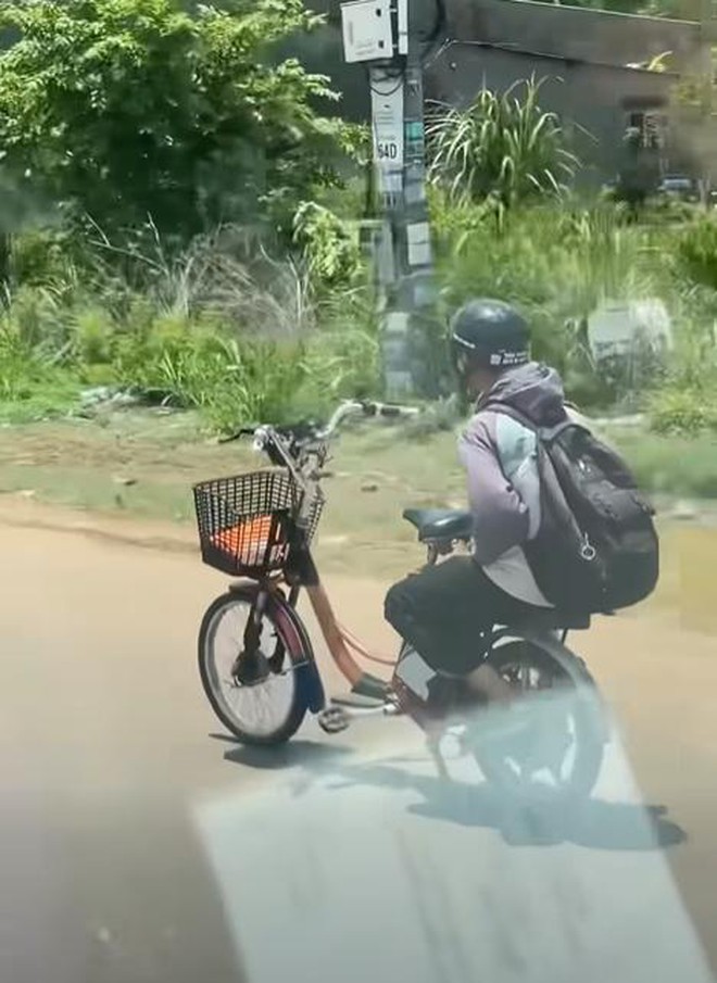 X&aacute;c minh thiếu ni&ecirc;n ngồi ghế sau bu&ocirc;ng 2 tay khi đi xe đạp điện - Ảnh 2.