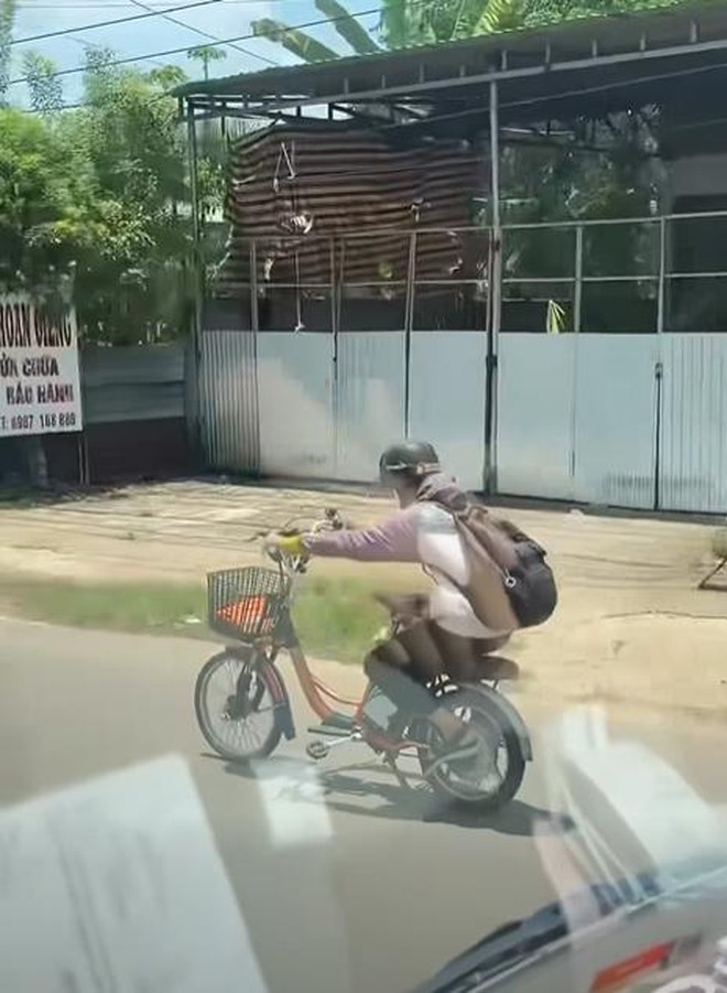X&aacute;c minh thiếu ni&ecirc;n ngồi ghế sau bu&ocirc;ng 2 tay khi đi xe đạp điện - Ảnh 3.