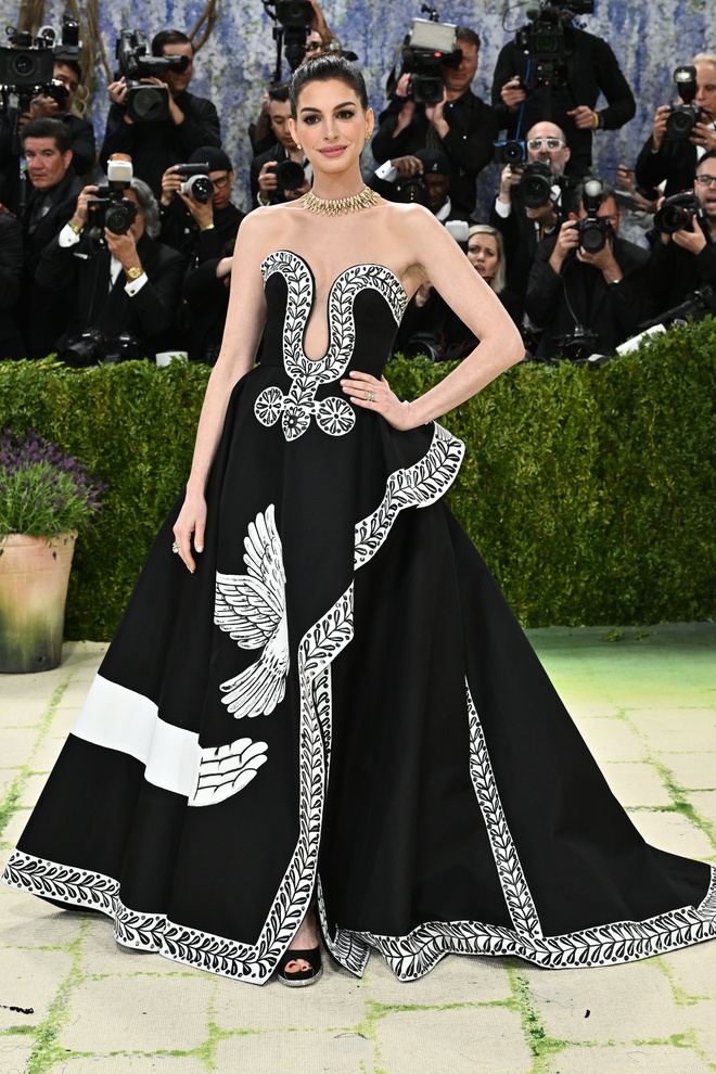 Người đẹp nhất thế giới 2026&rsquo;, Anne Hathaway lộ gương mặt kh&aacute;c lạ nghi lạm dụng botox - Ảnh 2.