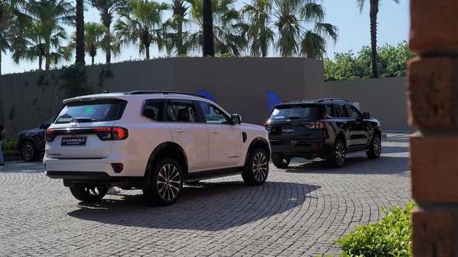 Ford Everest mới có thêm bản máy xăng tại Việt Nam, giá 1,629 tỉ đồng - Ảnh 4.