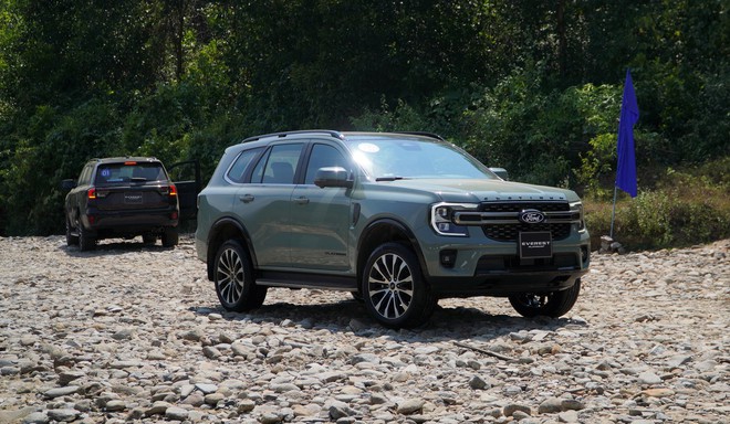 Ford Everest mới có thêm bản máy xăng tại Việt Nam, giá 1,629 tỉ đồng - Ảnh 3.
