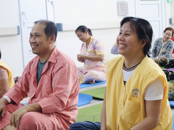 Lớp yoga cho bệnh nh&acirc;n nặng ở Bệnh viện Chợ Rẫy: 'Ở bệnh viện m&agrave; thấy vui'- Ảnh 4.