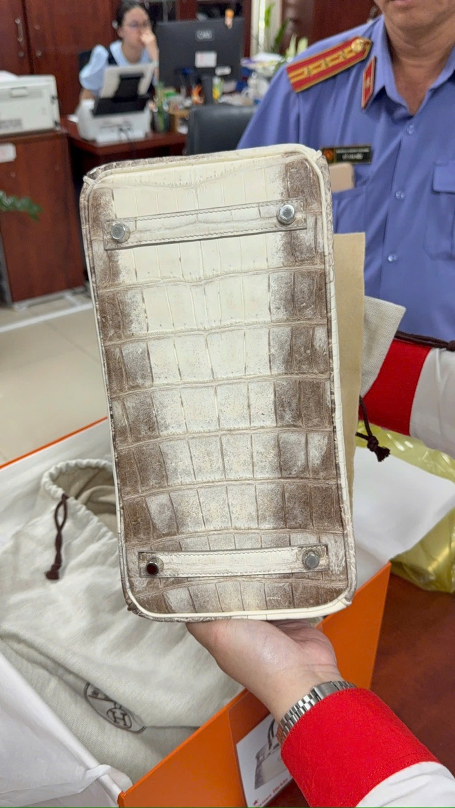 Đấu gi&aacute; trực tuyến 2 t&uacute;i HERMES của b&agrave; Trương Mỹ Lan - Ảnh 4.