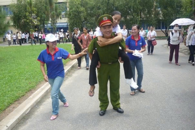 Từ những cổng trường m&ugrave;a thi, biết bao người trẻ đ&atilde; lớn l&ecirc;n bằng l&ograve;ng tử tế  - Ảnh 7.