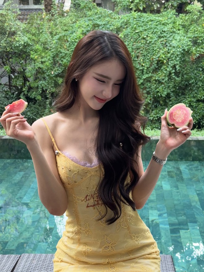 Tạo dấu ấn riêng trong phong cách ngày nắng với gam màu vàng- Ảnh 8. Tạo dấu ấn riêng trong phong cách ngày nắng với gam màu vàng- Ảnh 8.