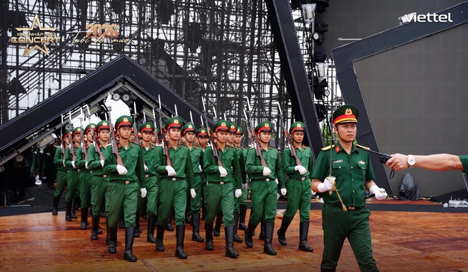 Xe tăng T-54B 'gặp gỡ' khán giả trên sân khấu 'Sao nhập ngũ Concert 2026'- Ảnh 3. Xe tăng T-54B 'gặp gỡ' khán giả trên sân khấu 'Sao nhập ngũ Concert 2026'- Ảnh 3.