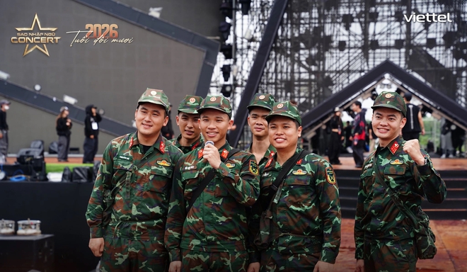 Xe tăng T-54B 'gặp gỡ' khán giả trên sân khấu 'Sao nhập ngũ Concert 2026'- Ảnh 2. Xe tăng T-54B 'gặp gỡ' khán giả trên sân khấu 'Sao nhập ngũ Concert 2026'- Ảnh 2.