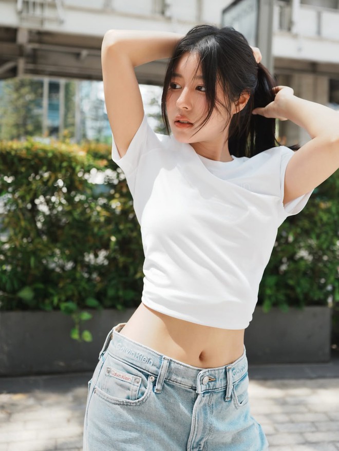 Phối đồ với áo crop top giúp nàng khoe dáng đầy cuốn hút - Ảnh 2.