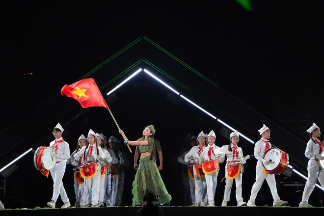 Xe tăng T-54B 'gặp gỡ' khán giả trên sân khấu 'Sao nhập ngũ Concert 2026'- Ảnh 4.