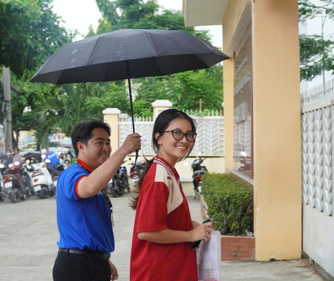 Bất chấp mưa đổ xối xả, tình nguyện viên che mưa tiếp sức thí sinh - Ảnh 15.