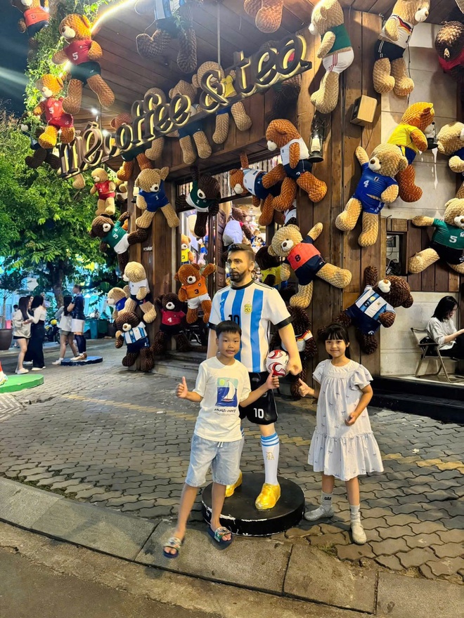 Quán cà phê TP.HCM 'thức' cùng World Cup 2026: Mở 24/7, khách check-in cùng... Messi, Ronaldo - Ảnh 3.